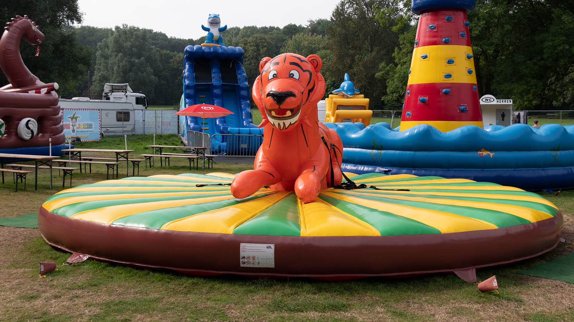 Funjoker Bottrop-Hüpfburg leihen-Rodeotiger mit viel Spass